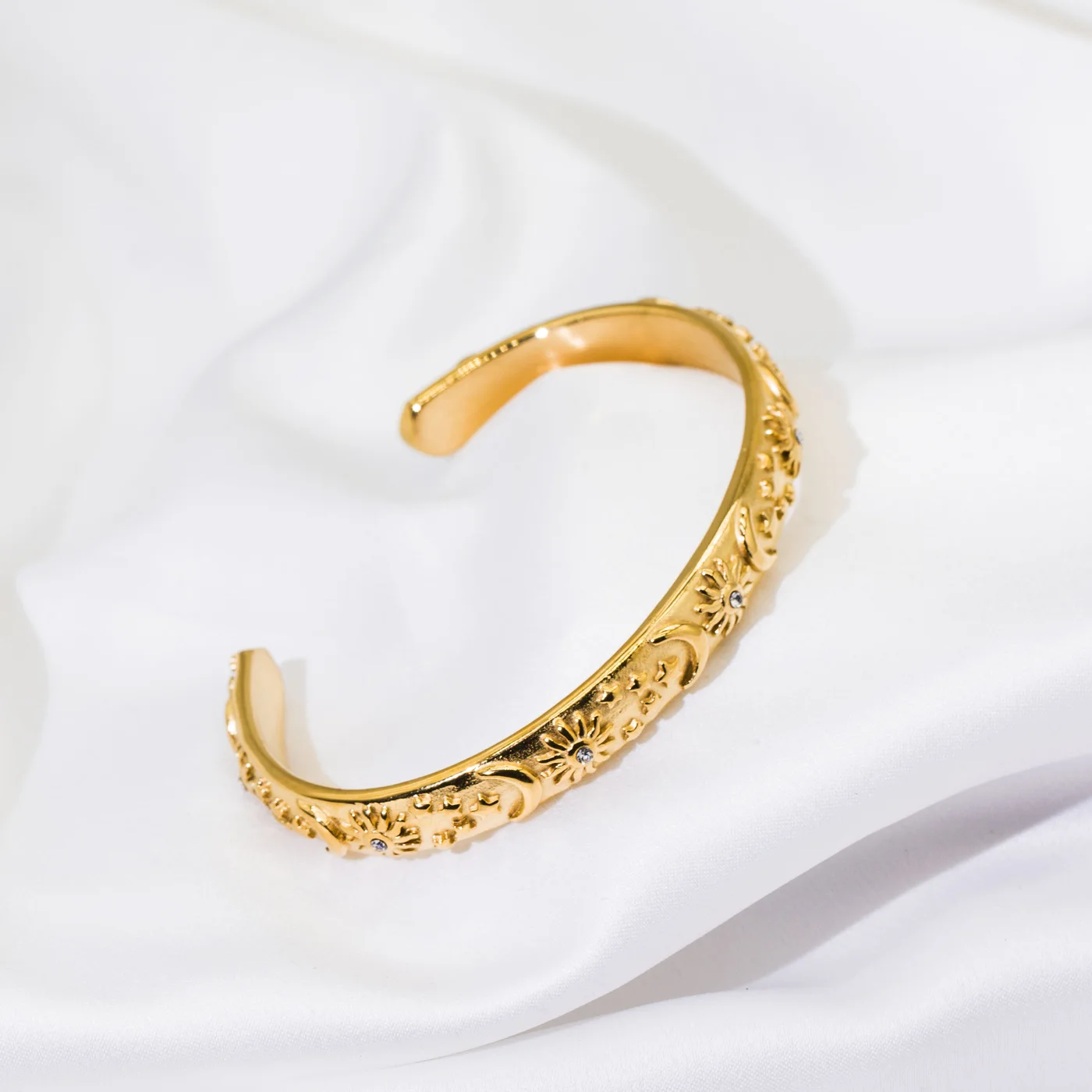 Textured gold tone bangle